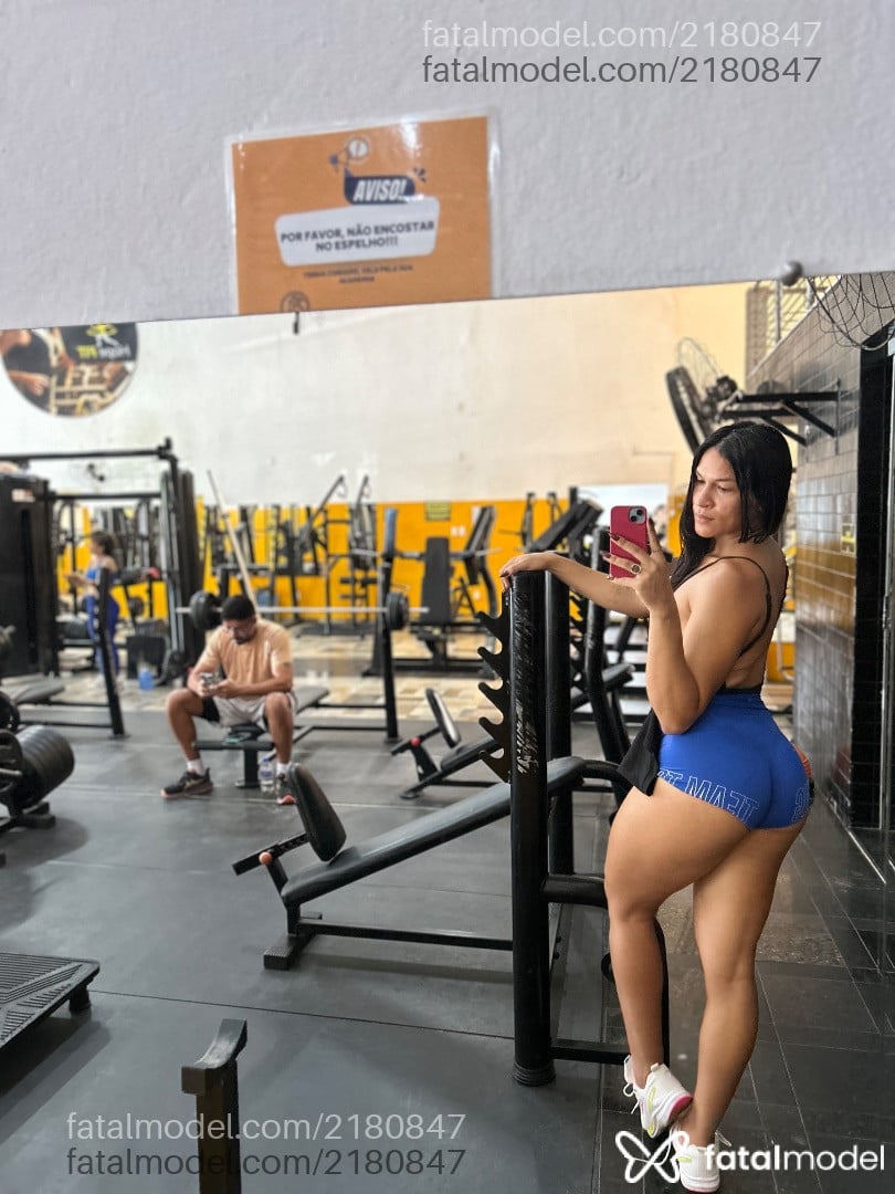 Acompanhante mulher trans morena (o) de olhos pretos - Rayyy