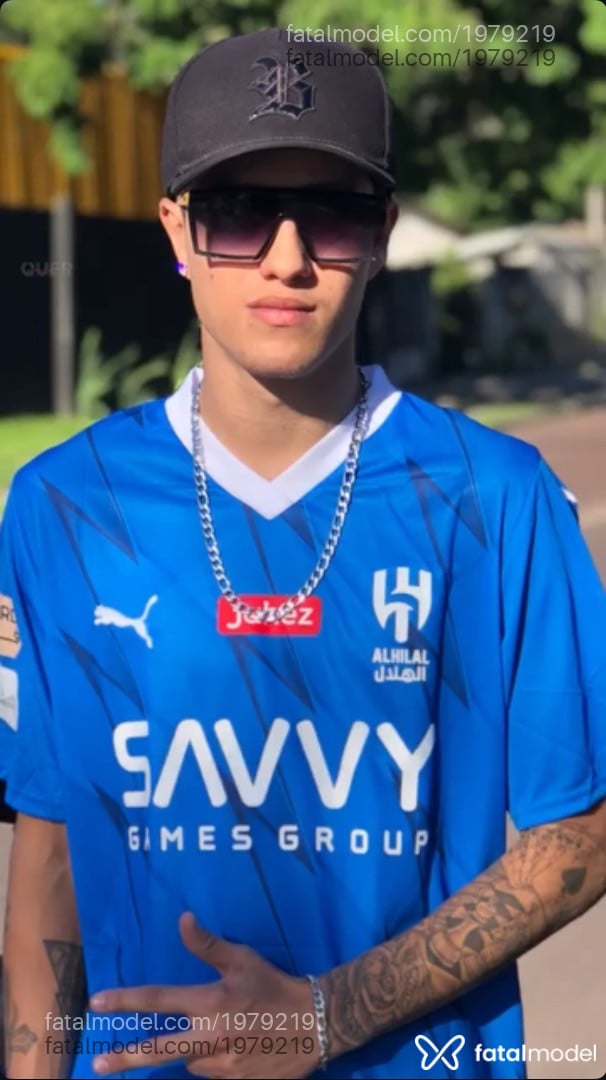 Acompanhante homem com cabelo castanho de olhos castanhos - Dubley