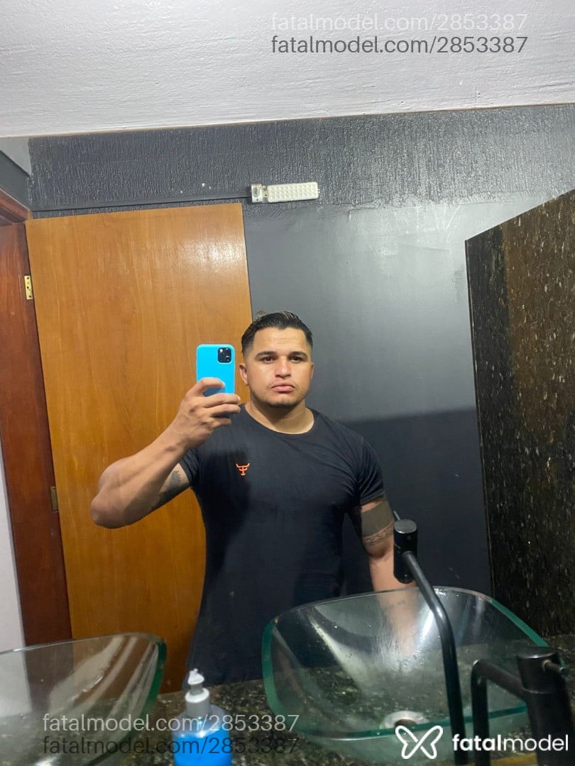 Acompanhante homem com cabelo castanho de olhos castanhos - Rogério