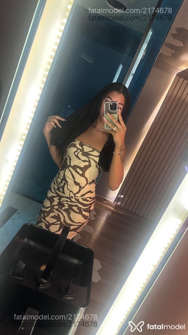 Acompanhante mulher trans com cabelo castanho de olhos castanhos - Clara
