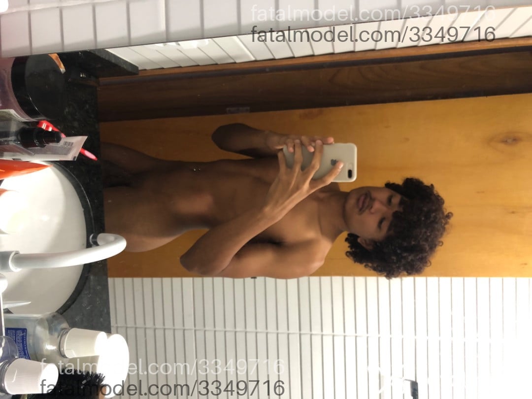 Acompanhante homem com cabelo castanho de olhos castanhos - Jhenilson