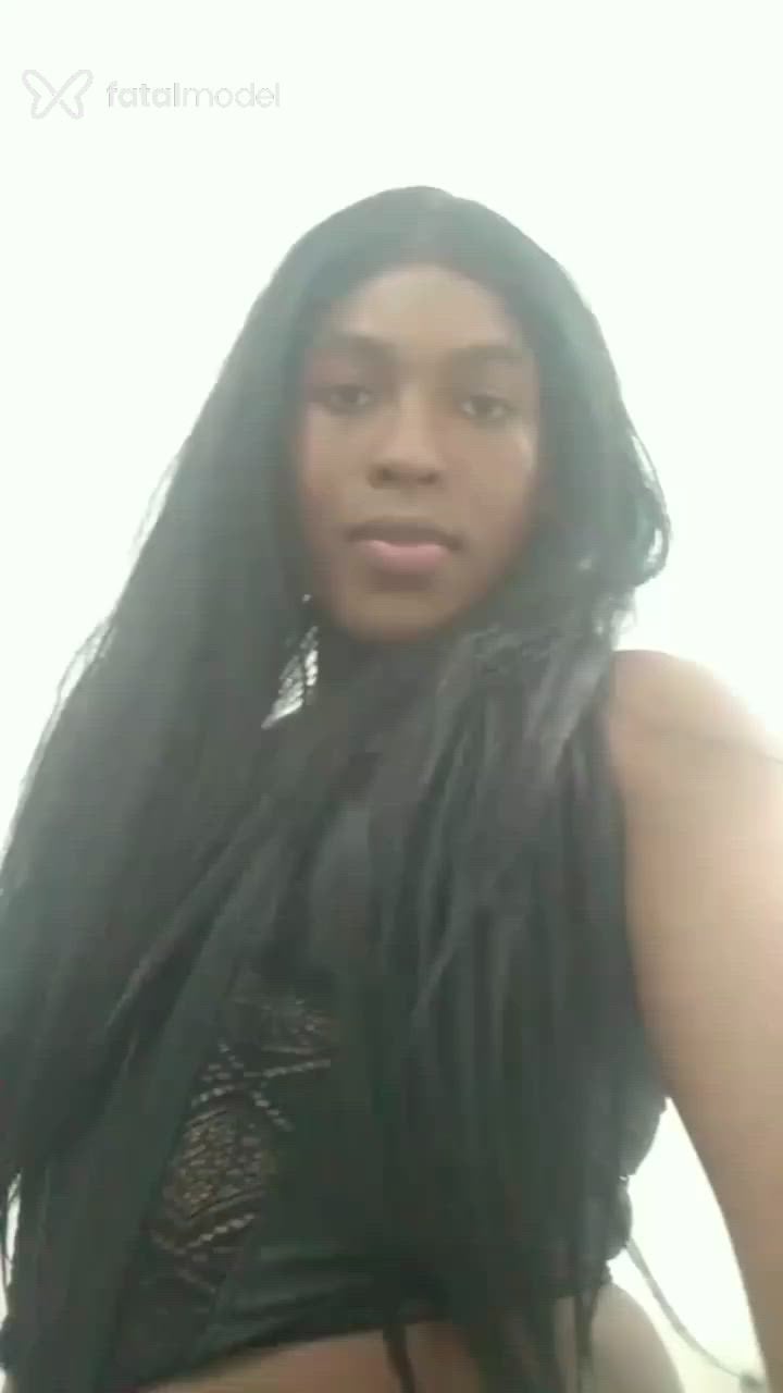 Acompanhante não-binário com cabelo castanho de olhos pretos - Danii Acompanhante não-binário com cabelo castanho de olhos pretos - Danii