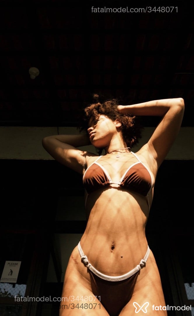 Acompanhante mulher morena (o) de olhos castanhos - Victoria
