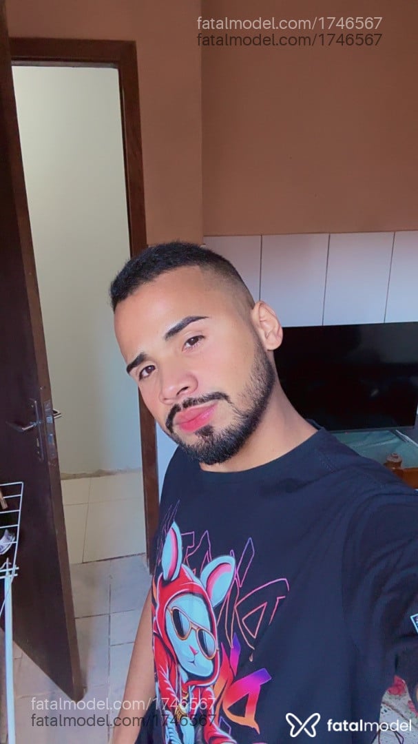 Acompanhante homem com cabelo castanho de olhos castanhos - Tiago