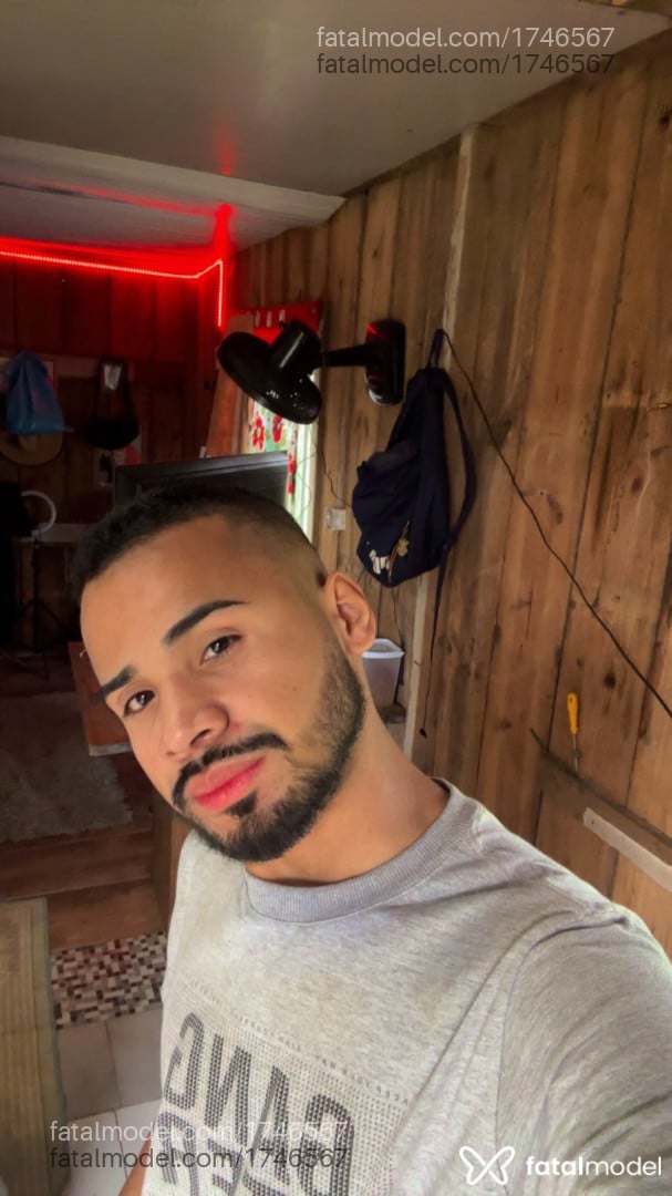 Acompanhante homem com cabelo castanho de olhos castanhos - Tiago