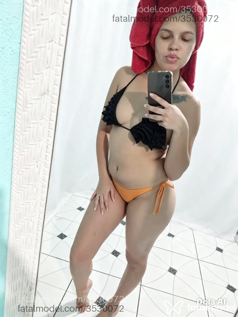 Acompanhante mulher com cabelo castanho de olhos castanhos - Ivy Carpe Diem Acompanhante mulher com cabelo castanho de olhos castanhos - Ivy Carpe Diem