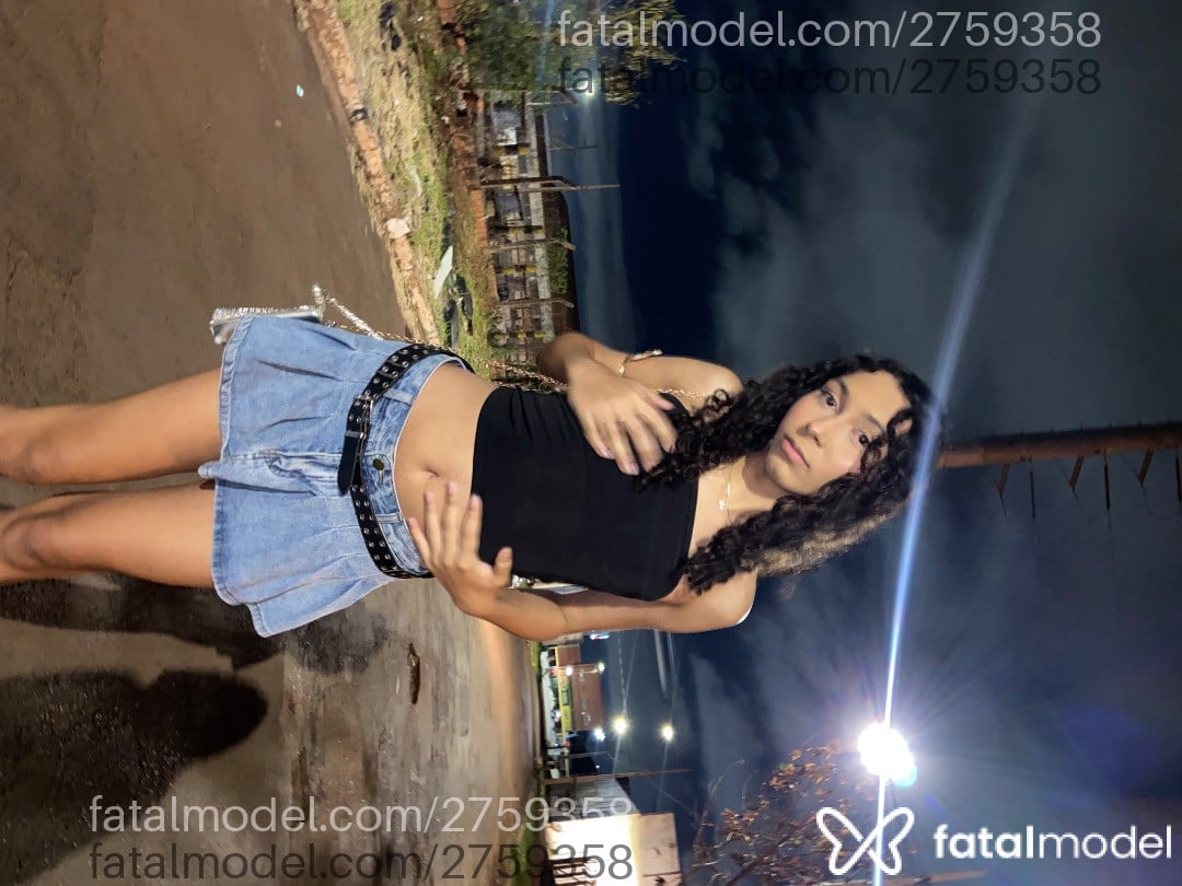Acompanhante mulher trans com cabelo castanho de olhos pretos - Layla