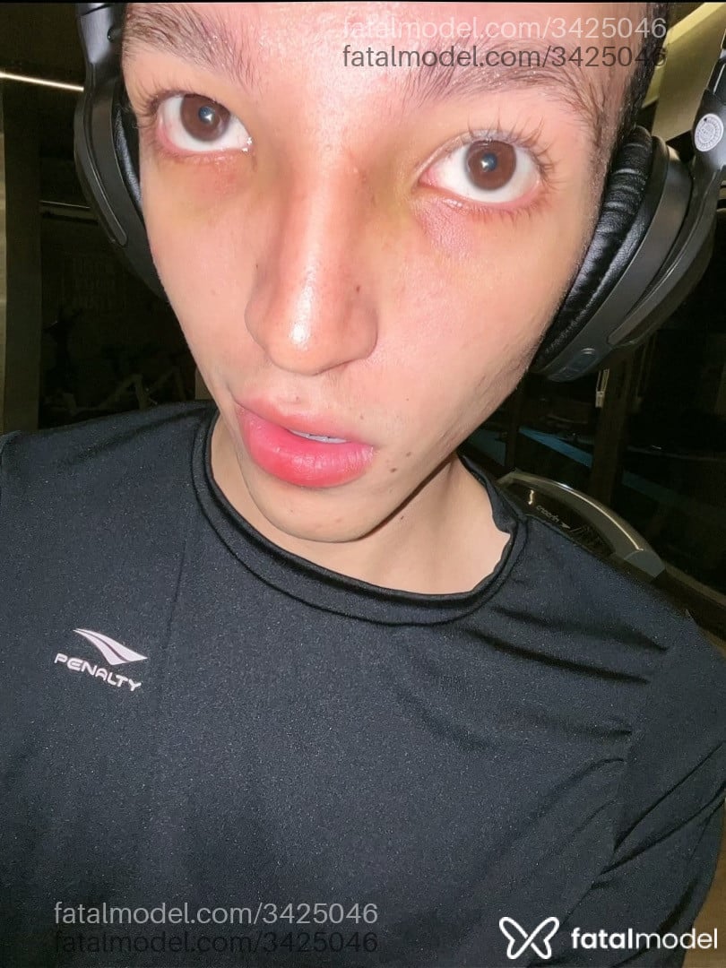 Acompanhante homem com cabelo castanho de olhos mel - Vitor