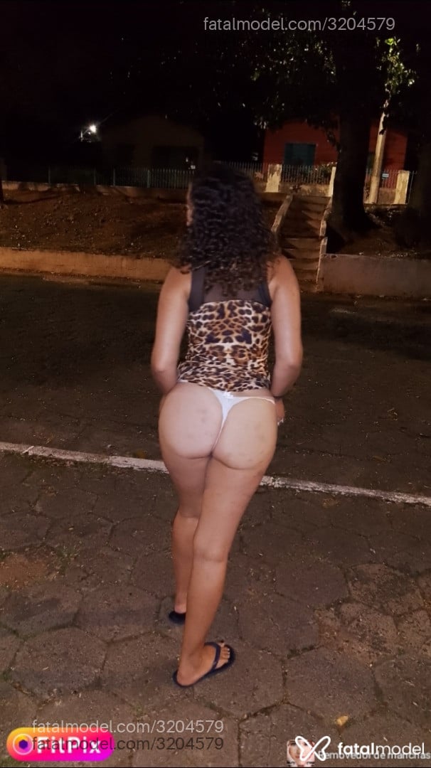 Acompanhante mulher com cabelo castanho de olhos pretos - Isahputa