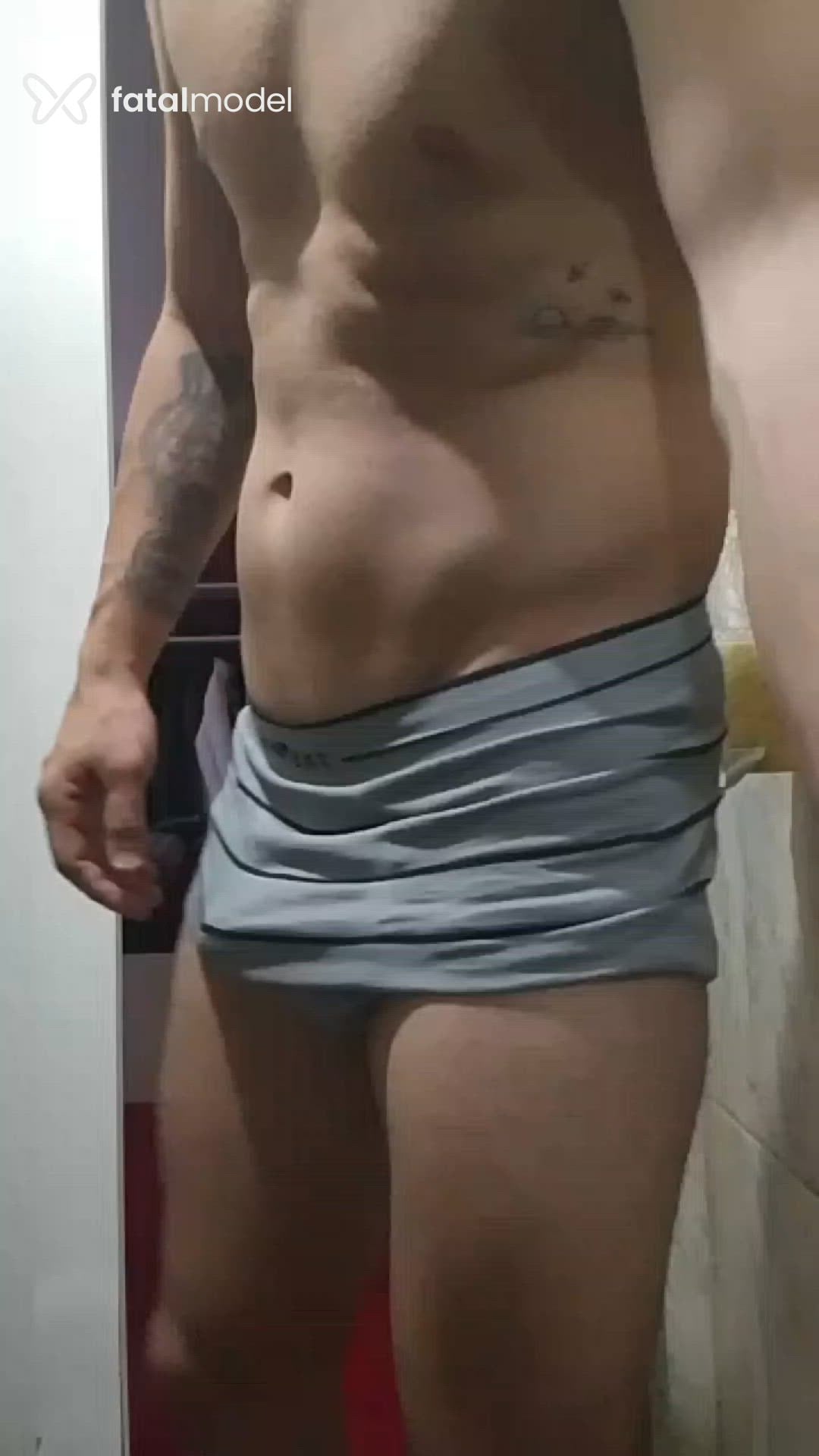 Acompanhante homem com cabelo castanho de olhos castanhos - Lorencena