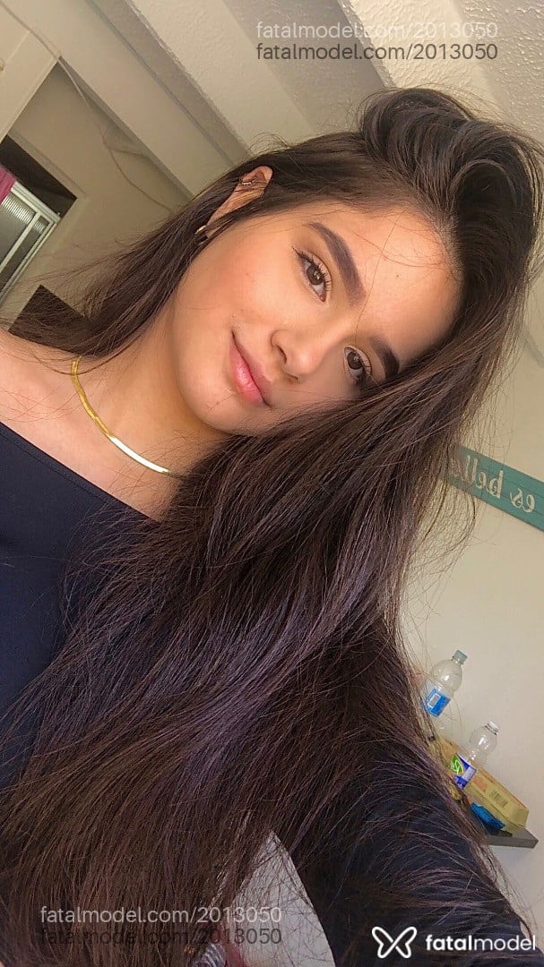 Acompanhante mulher com cabelo castanho de olhos castanhos - Angel Acompanhante mulher com cabelo castanho de olhos castanhos - Angel