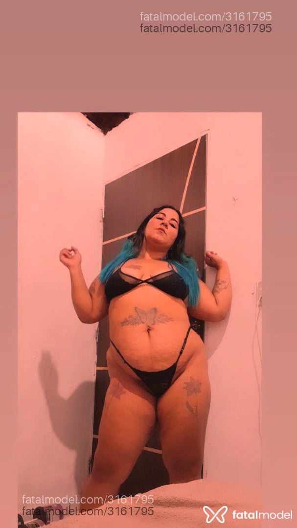 Acompanhante mulher com cabelo colorido de olhos castanhos - Beatriz Sales