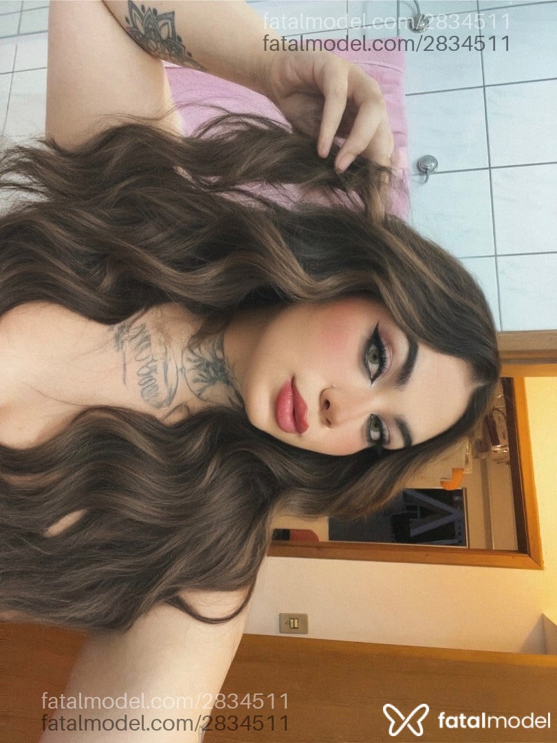 Acompanhante mulher com cabelo castanho de olhos verdes - Bella