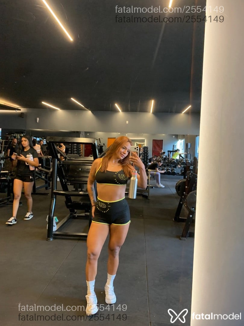 Acompanhante mulher ruiva (o) de olhos pretos - Renata