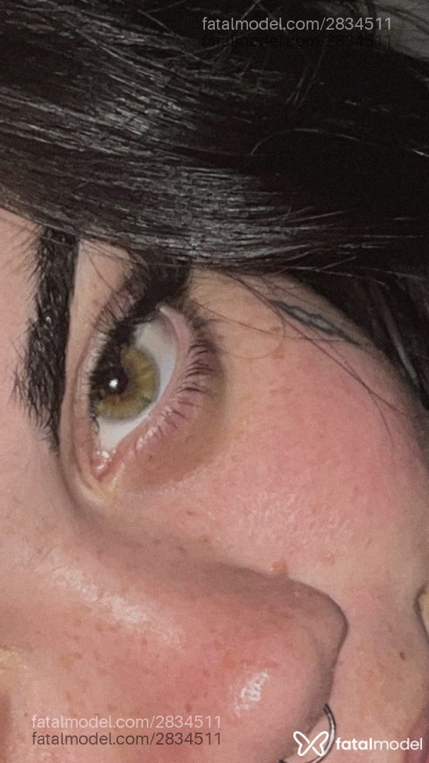 Acompanhante mulher com cabelo castanho de olhos verdes - Bella