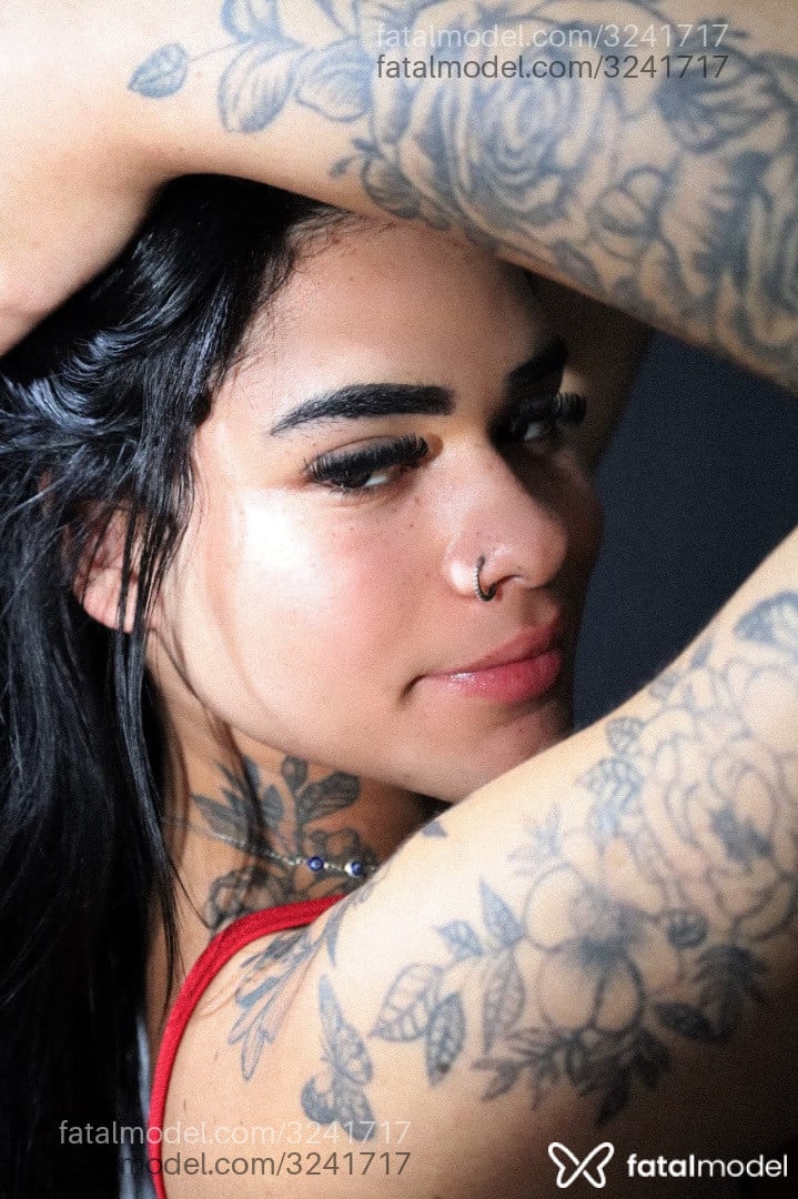 Acompanhante mulher trans morena (o) de olhos pretos - Luana