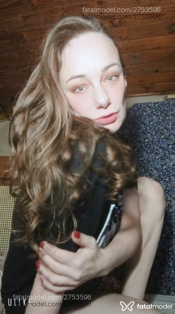 Acompanhante mulher loira (o) de olhos azuis - Julie Squalor