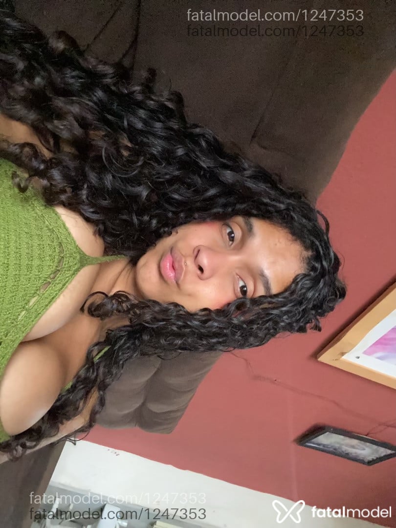 Acompanhante mulher trans morena (o) de olhos pretos - Debora Cardoso