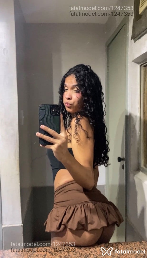 Acompanhante mulher trans morena (o) de olhos pretos - Debora Cardoso