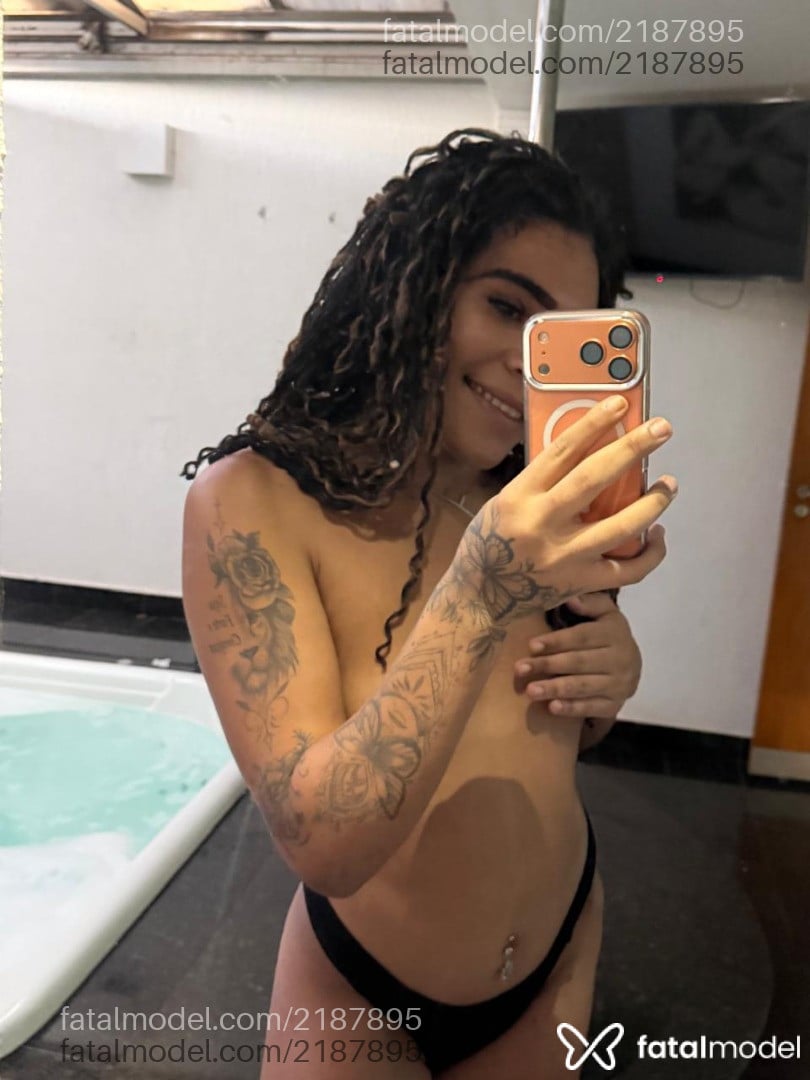 Acompanhante mulher trans morena (o) de olhos pretos - Travestiversatil