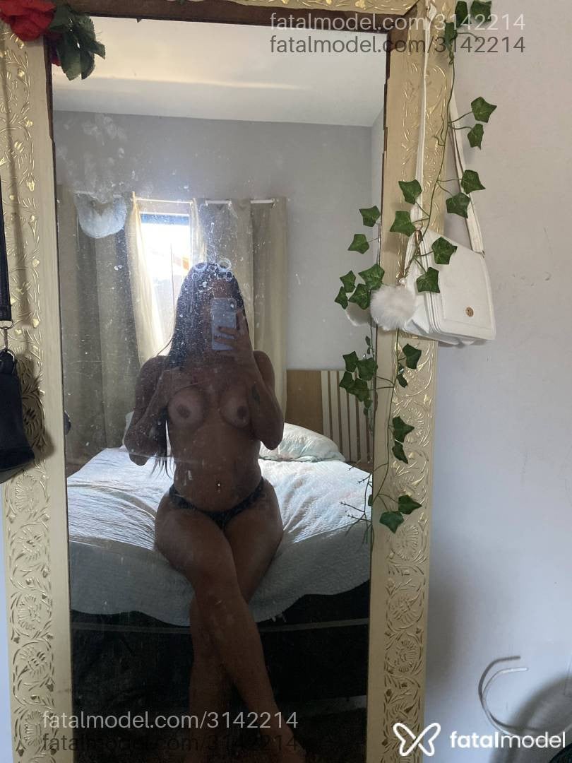 Acompanhante mulher trans morena (o) de olhos verdes - Camila Melo