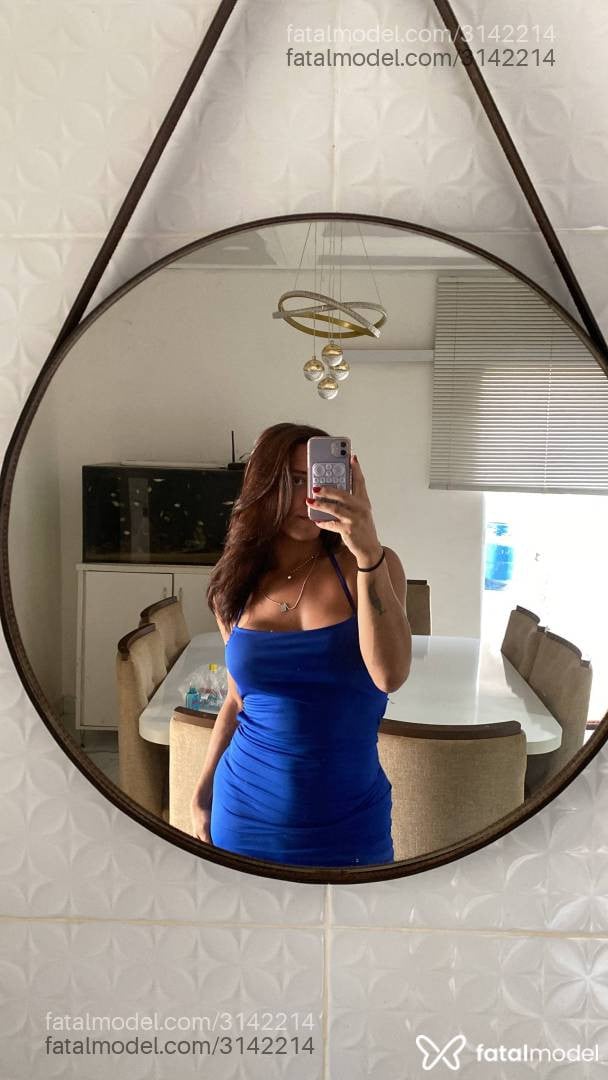 Acompanhante mulher trans morena (o) de olhos verdes - Camila Melo