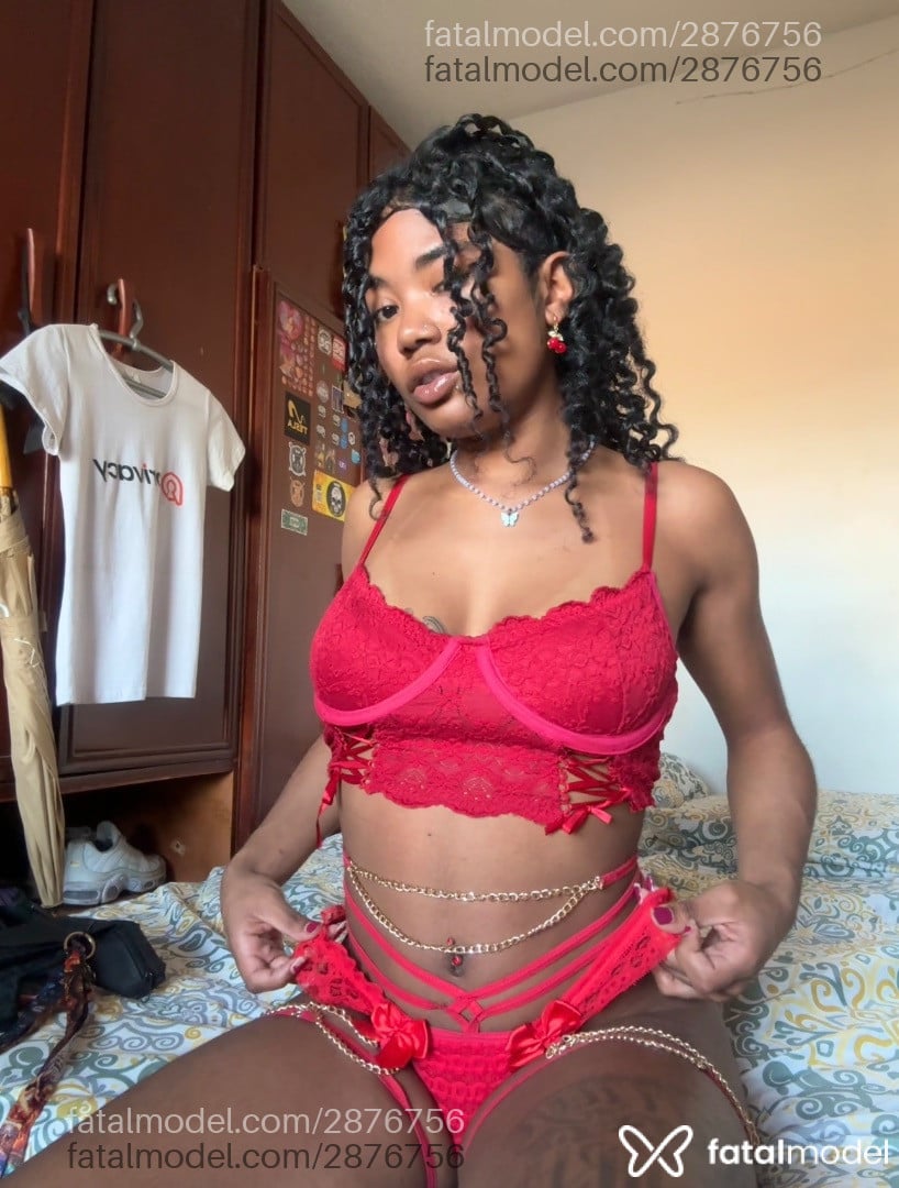 Acompanhante mulher morena (o) de olhos pretos - Godoy