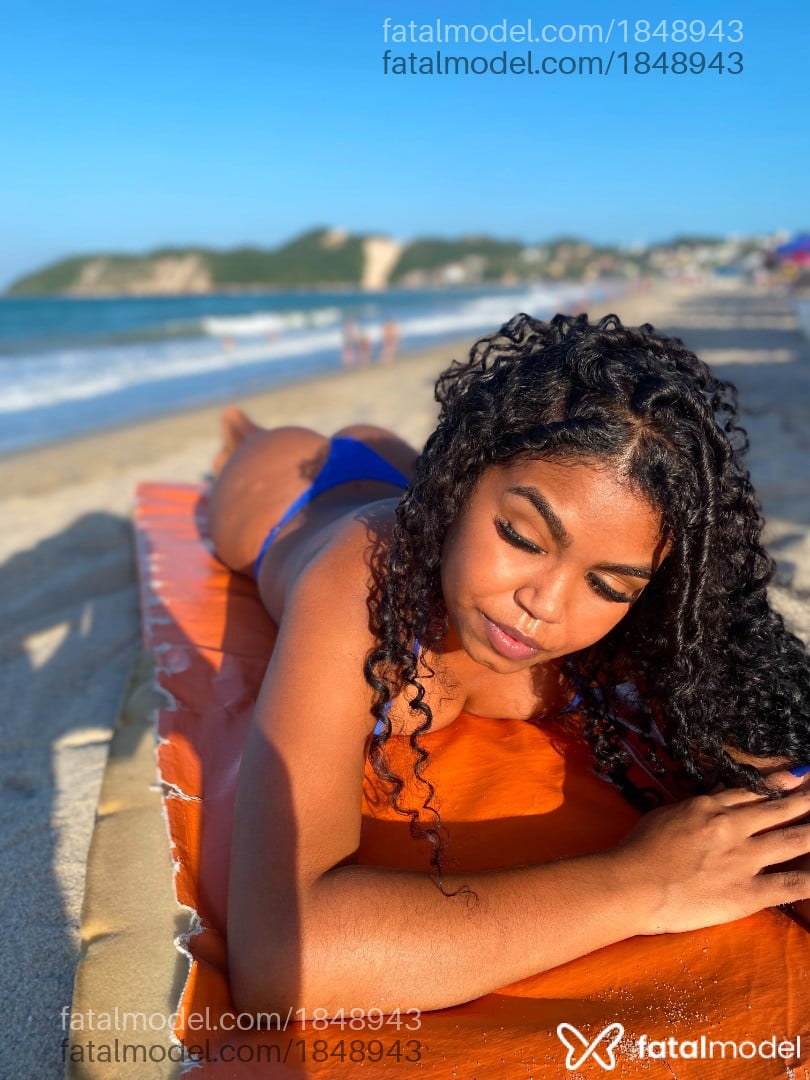 Acompanhante mulher morena (o) de olhos pretos - Juju