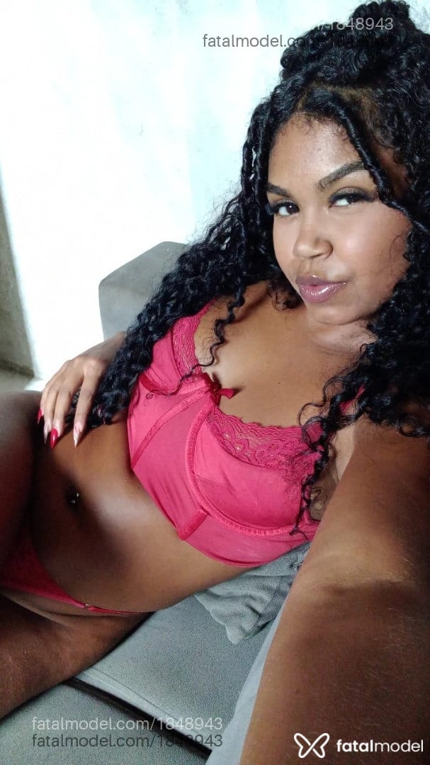 Acompanhante mulher morena (o) de olhos pretos - Juju