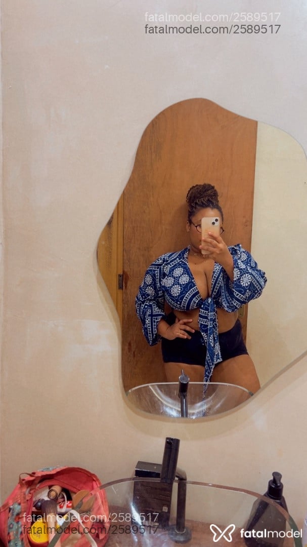 Acompanhante mulher morena (o) de olhos pretos - Domme