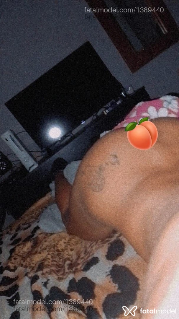 Acompanhante mulher trans morena (o) de olhos pretos - MoOrenna