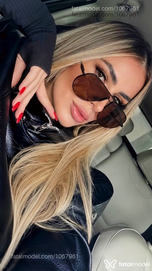 Acompanhante mulher loira (o) de olhos castanhos - BRUNA