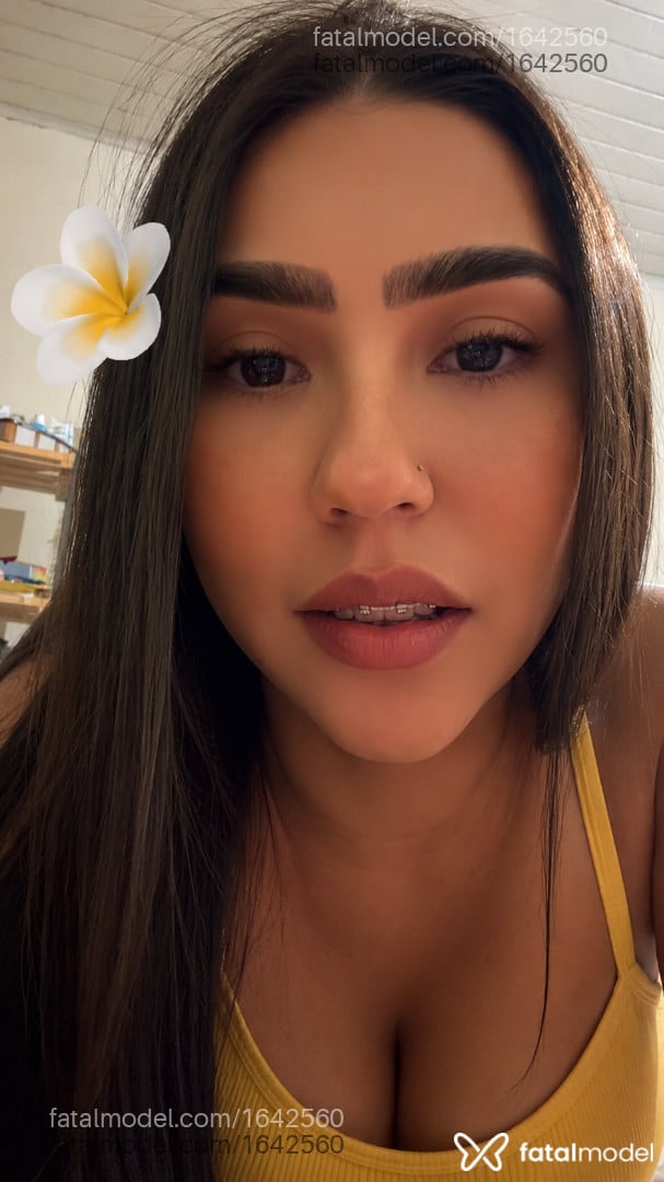 Acompanhante mulher com cabelo castanho de olhos castanhos - Agatha
