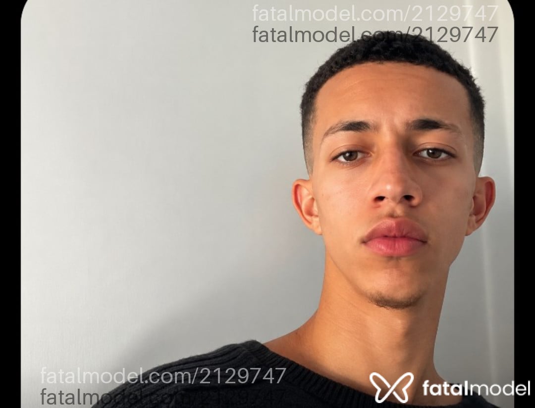 Acompanhante homem morena (o) de olhos castanhos - Vitão