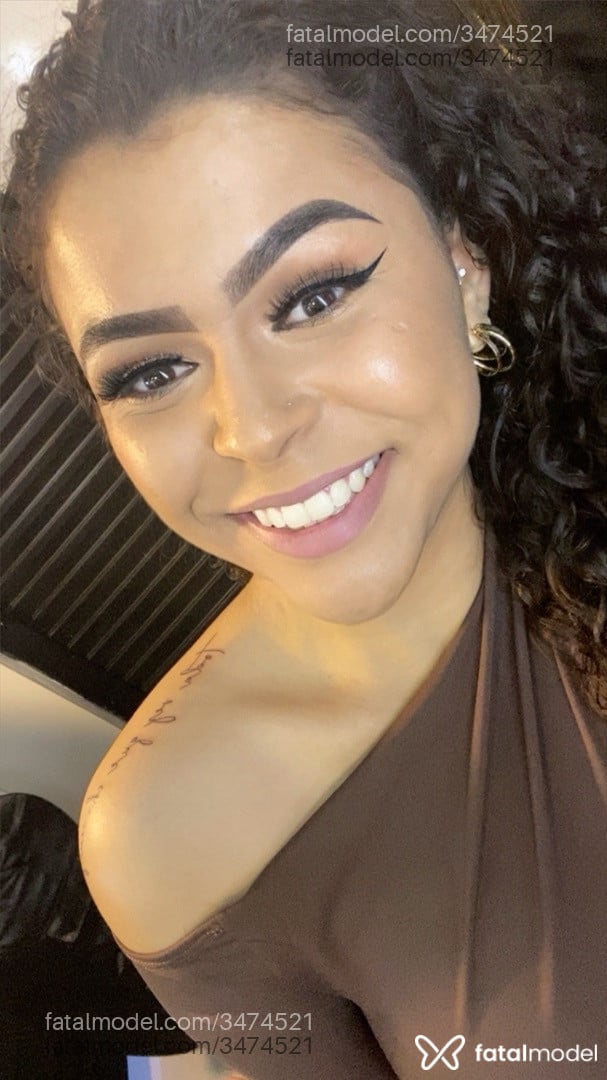 Acompanhante mulher morena (o) de olhos castanhos - Cristal