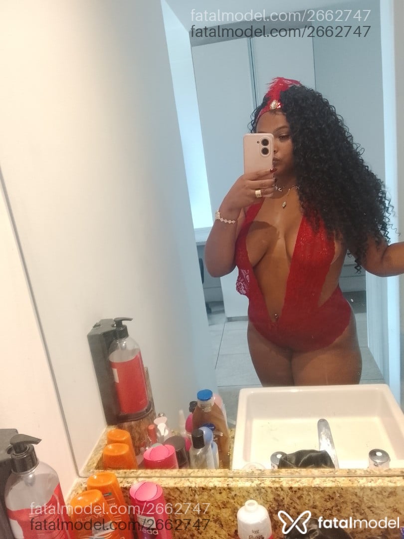 Acompanhante mulher morena (o) de olhos pretos - Julia