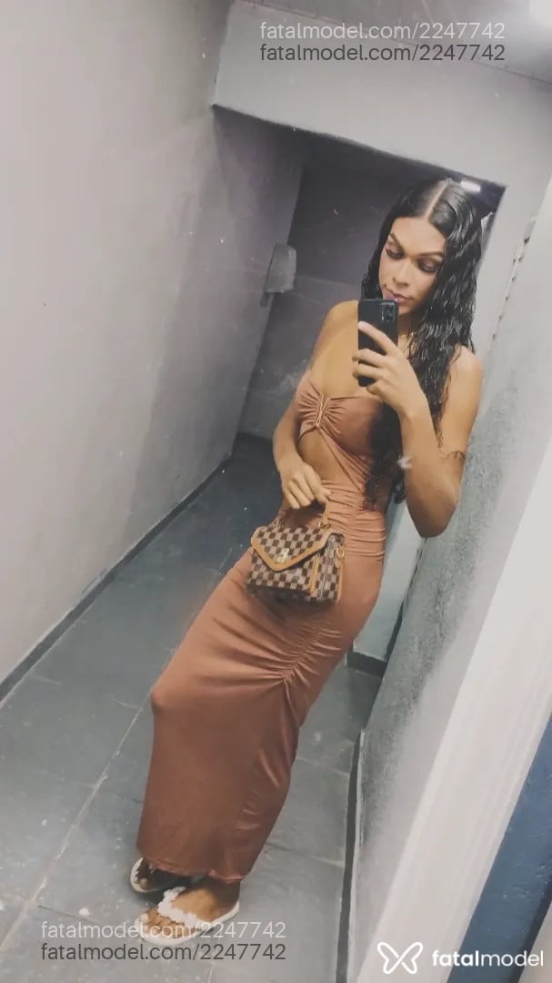 Acompanhante mulher trans morena (o) de olhos pretos - Vick