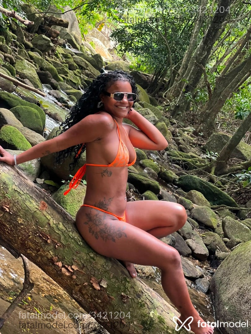 Acompanhante mulher morena (o) de olhos pretos - Luiza Foxx