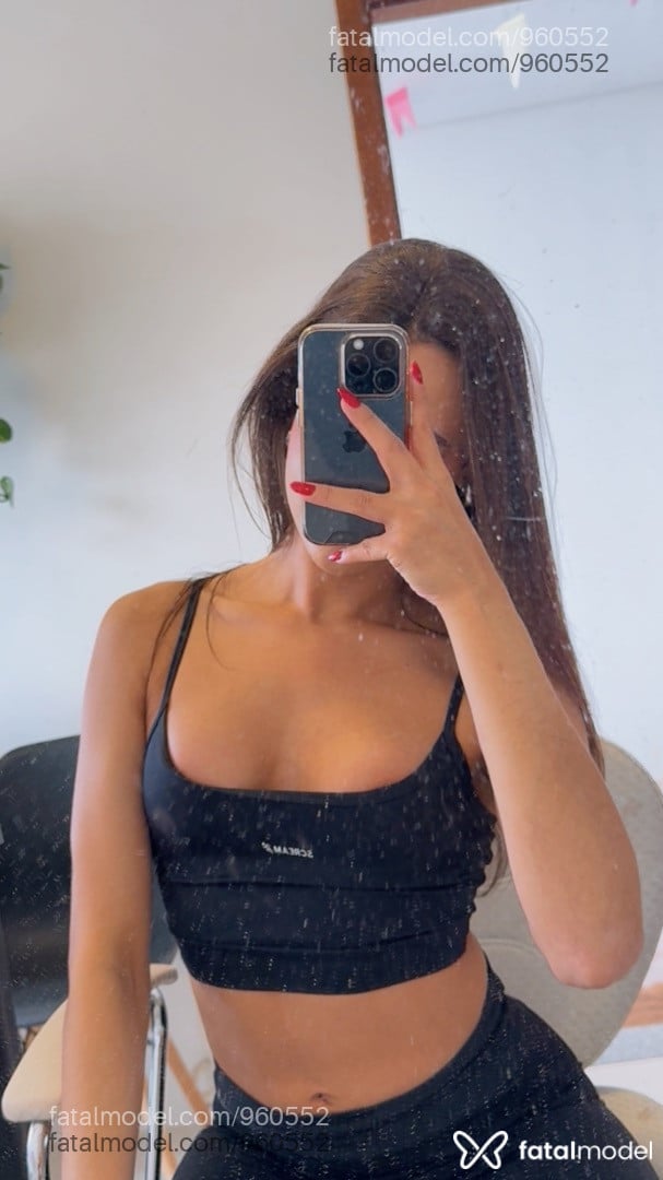 Acompanhante mulher trans com cabelo castanho de olhos mel - Marina