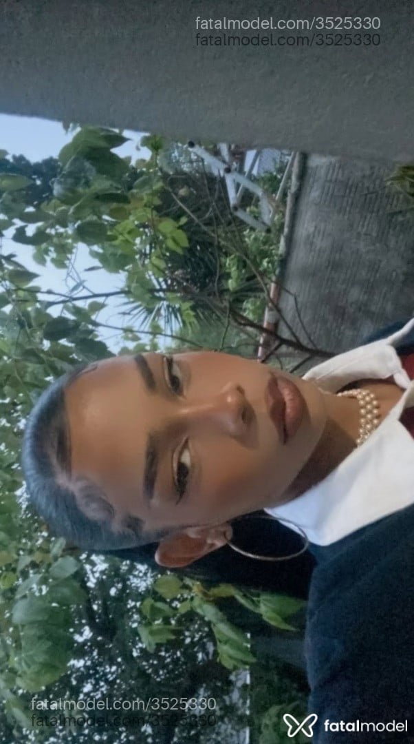 Acompanhante mulher trans morena (o) de olhos castanhos - Preta