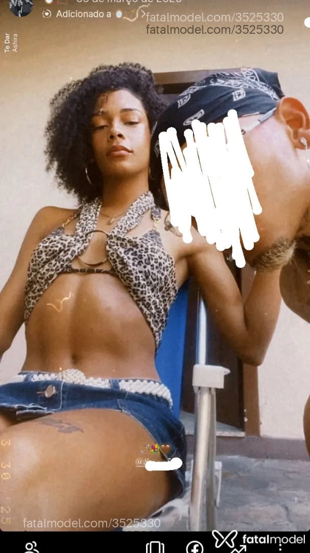 Acompanhante mulher trans morena (o) de olhos castanhos - Preta