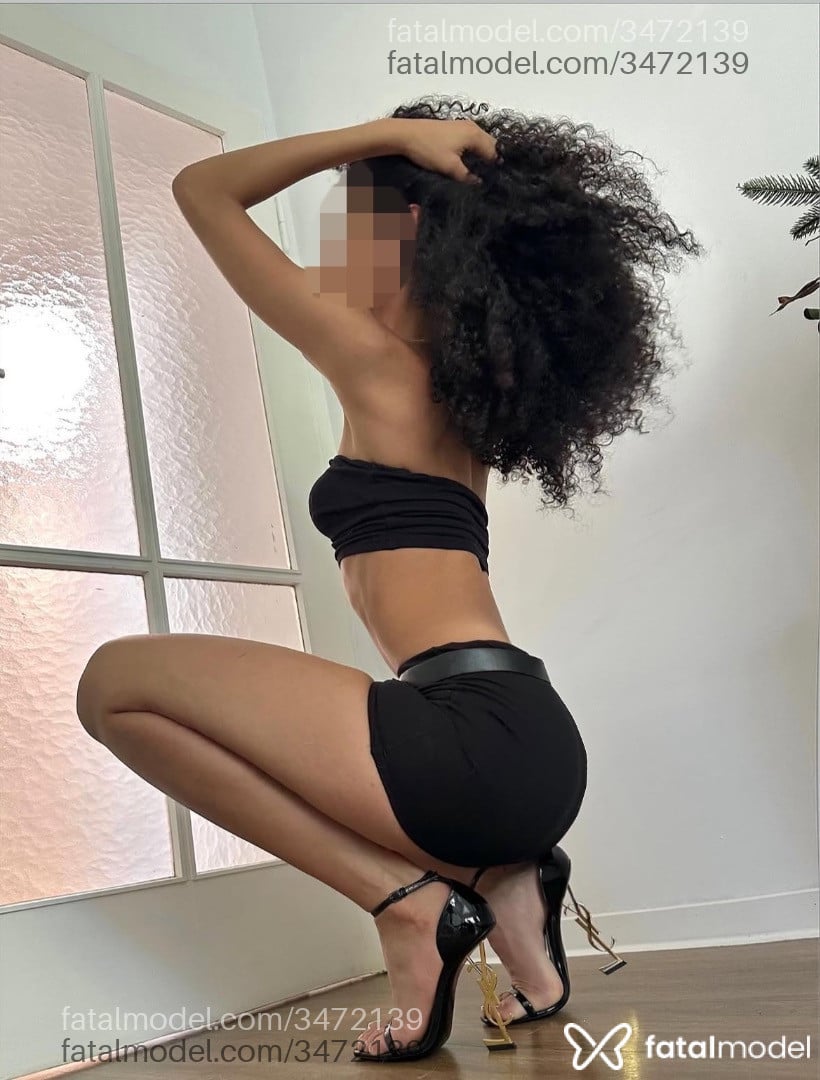 Acompanhante mulher morena (o) de olhos pretos - Tália