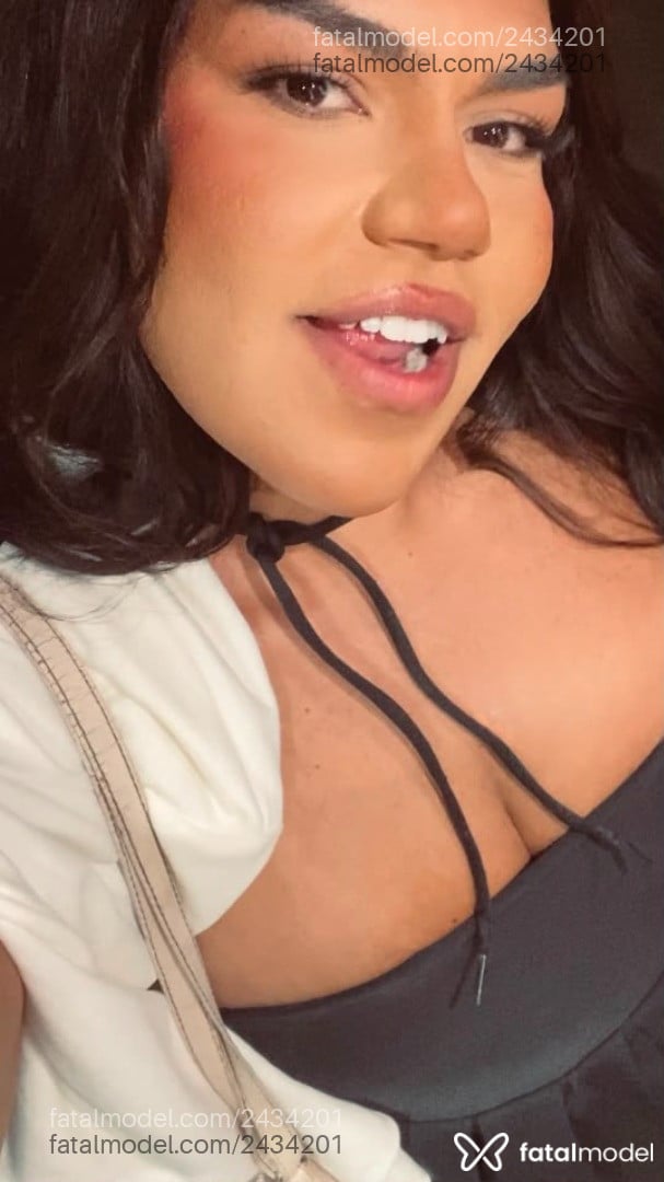 Acompanhante mulher trans morena (o) de olhos castanhos - Avini lui