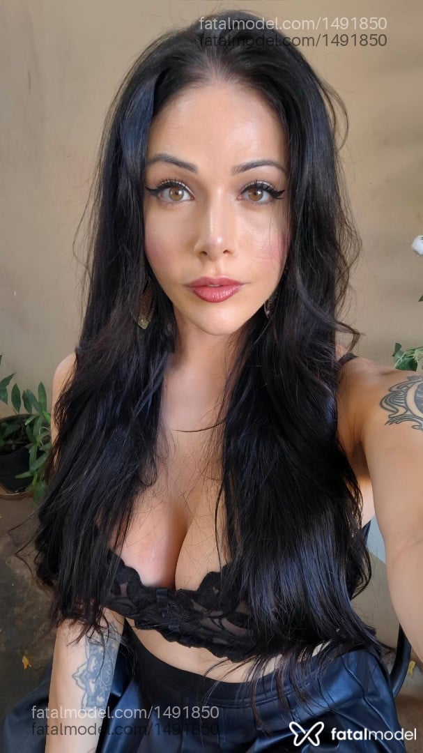 Acompanhante mulher trans com cabelo castanho de olhos mel - Milly Regina