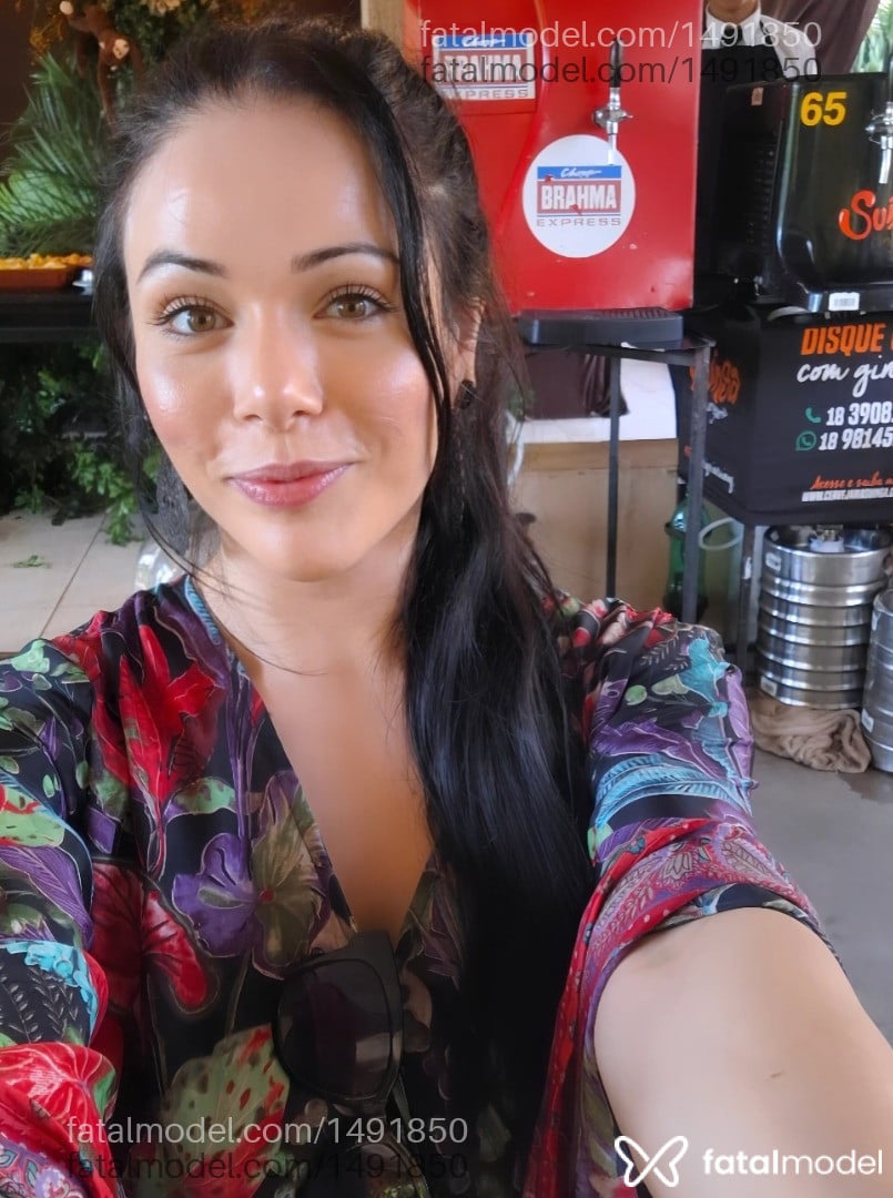 Acompanhante mulher trans com cabelo castanho de olhos mel - Milly Regina