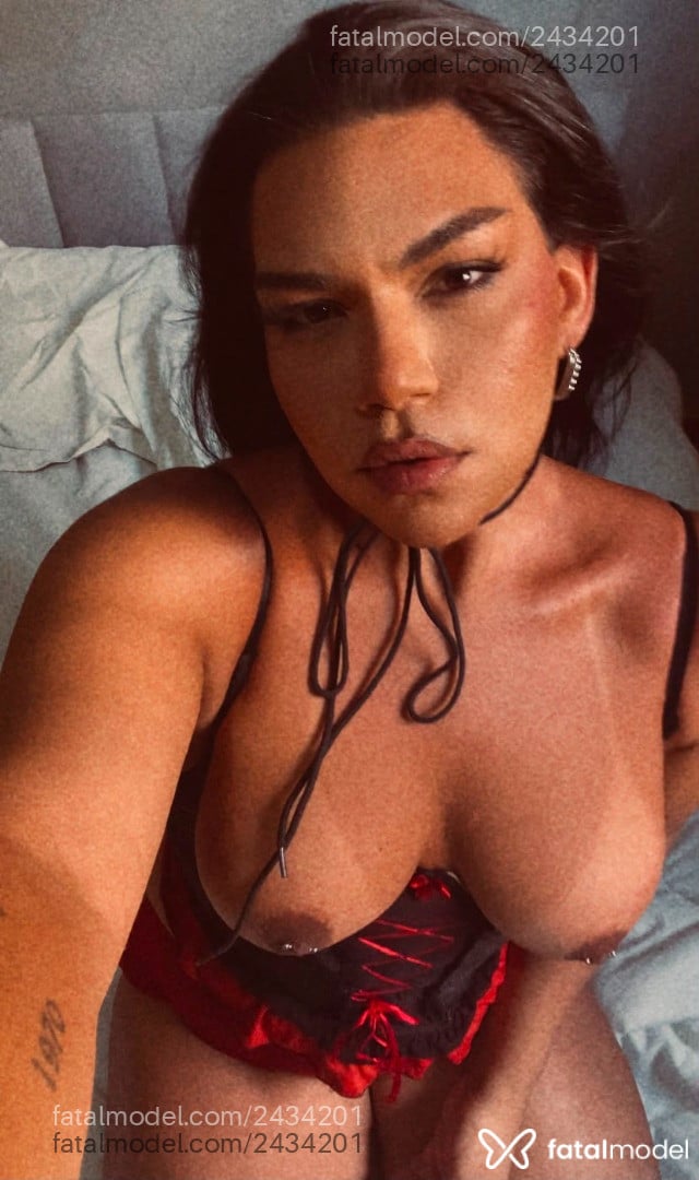 Acompanhante mulher trans morena (o) de olhos castanhos - Avini lui