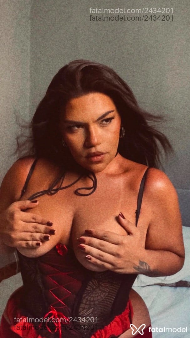 Acompanhante mulher trans morena (o) de olhos castanhos - Avini lui