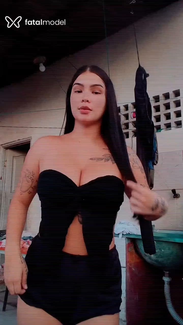 Acompanhante mulher morena (o) de olhos pretos - Larii
