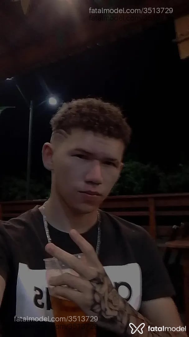 Acompanhante homem com cabelo castanho de olhos castanhos - Carlinhos Acompanhante homem com cabelo castanho de olhos castanhos - Carlinhos