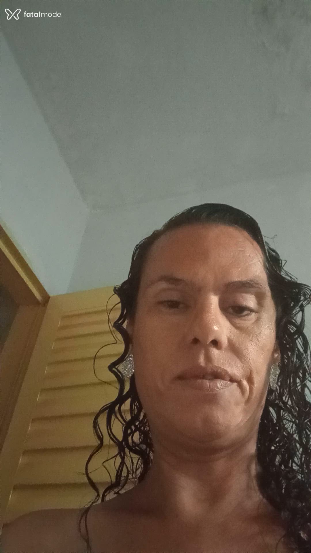 Acompanhante mulher trans morena (o) de olhos pretos - Emilie Fernandes